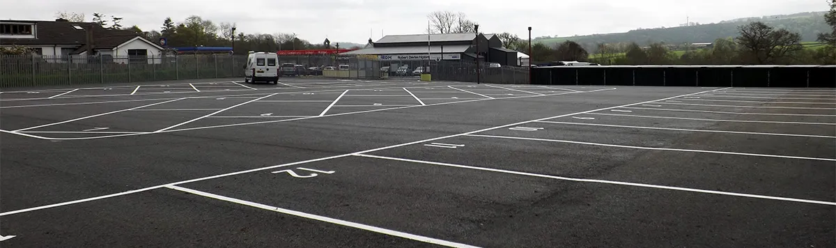 Wide, clearly marked storage bays